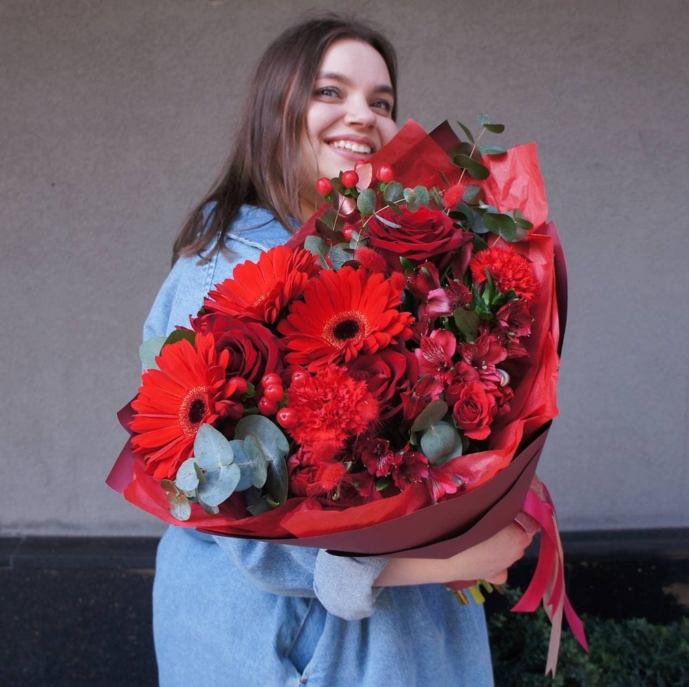 Багровый пик: красные герберы, плоды гиперикума и другие цветы