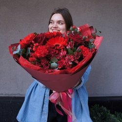 Букет «Багровый пик: красные герберы, плоды гиперикума и другие цветы» Букет «Багровый пик: красные герберы, плоды гиперикума и другие цветы»