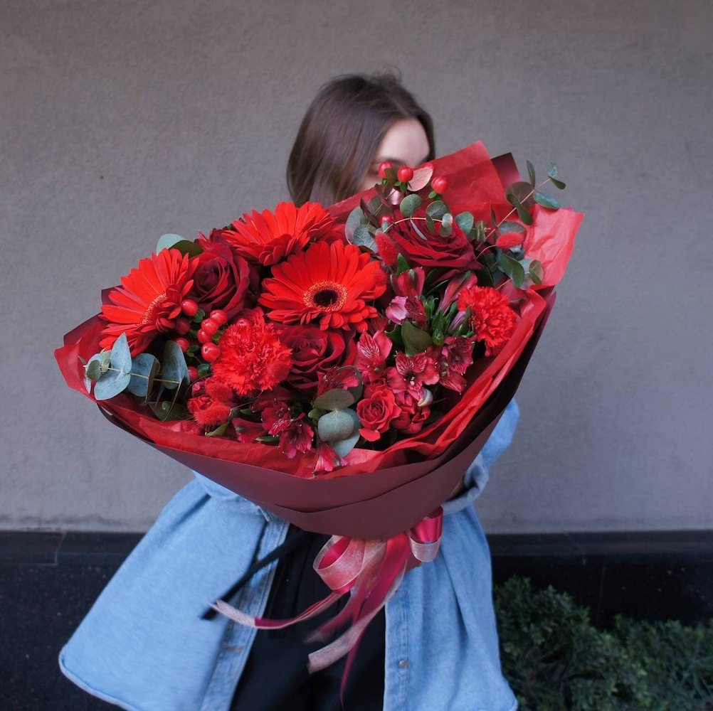 Багровый пик: красные герберы, плоды гиперикума и другие цветы