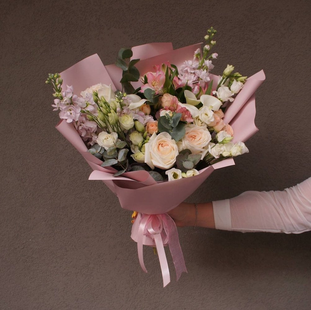 Ванильное небо: каллы, пионовидная роза и маттиола + аквабокс и коробка-переноска