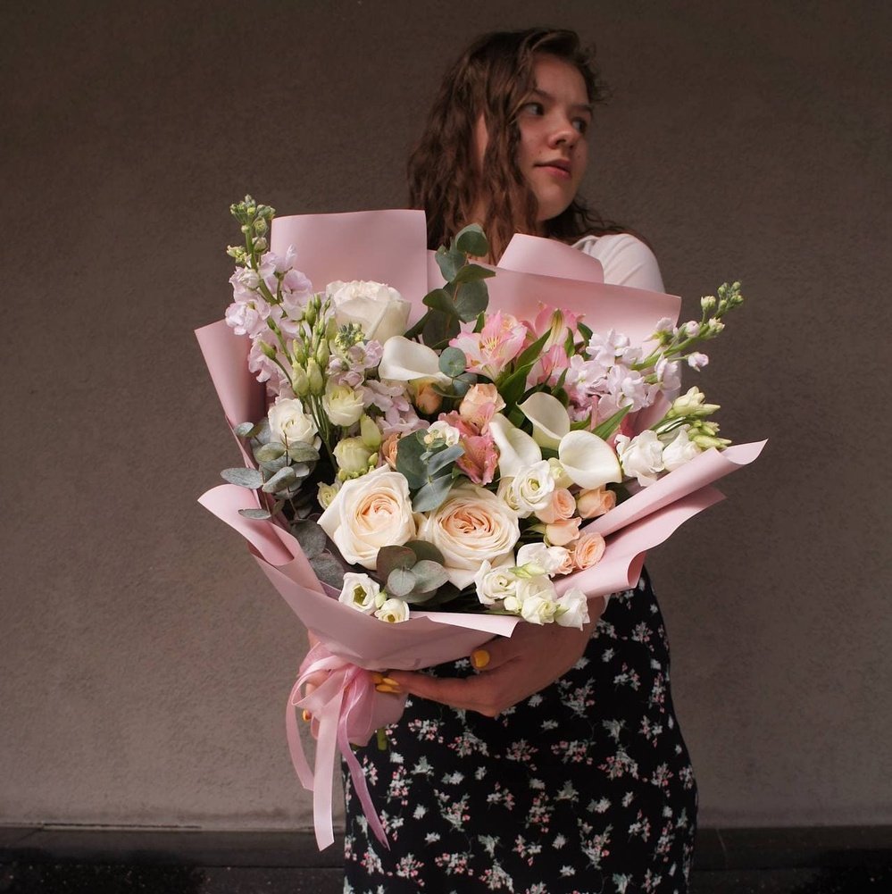 Ванильное небо: каллы, пионовидная роза и маттиола + аквабокс и коробка-переноска