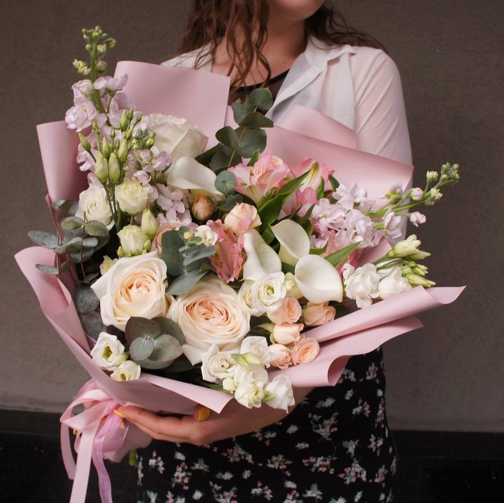 Ванильное небо: каллы, пионовидная роза и маттиола + аквабокс и коробка-переноска