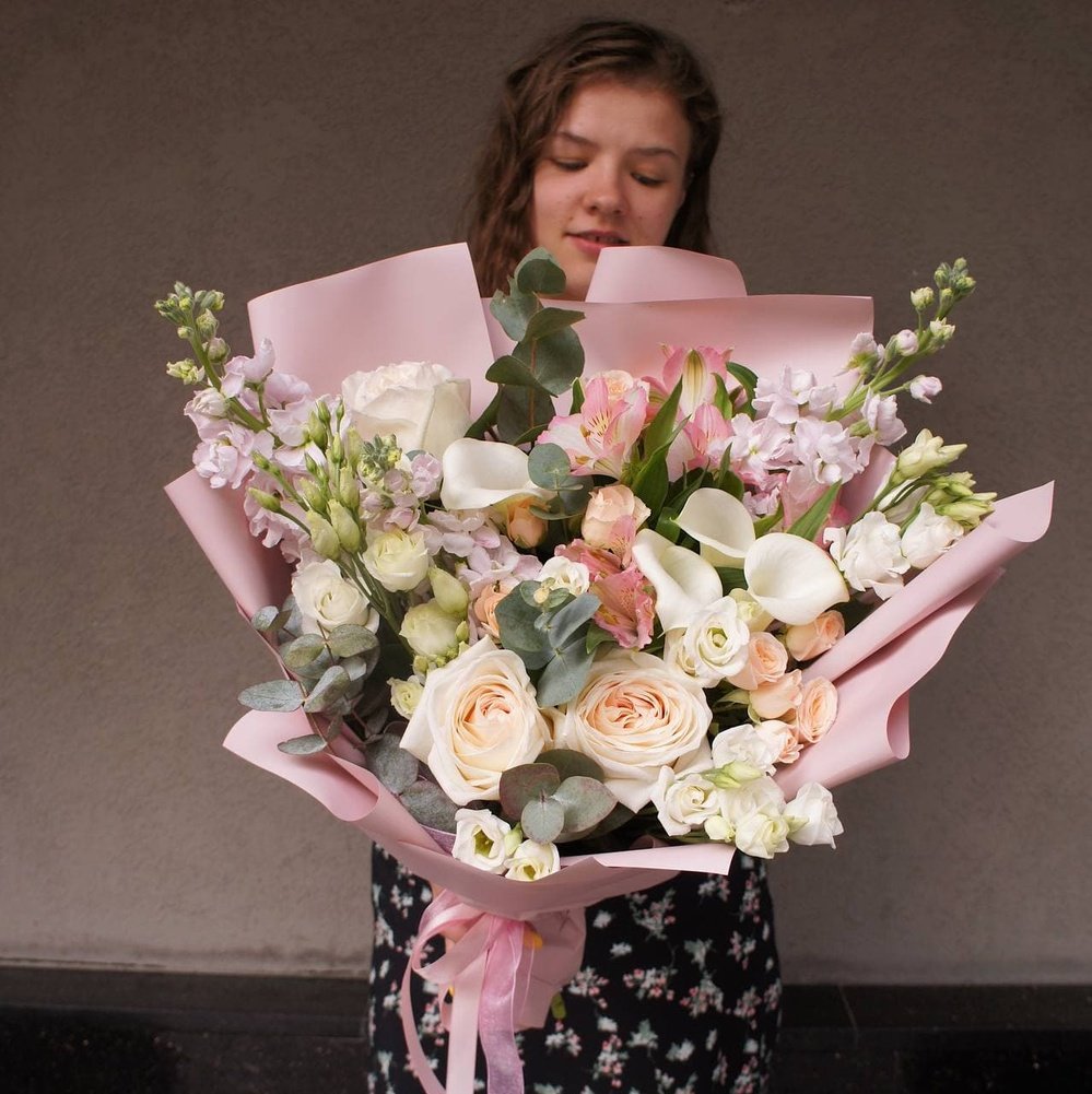 Ванильное небо: каллы, пионовидная роза и маттиола + аквабокс и коробка-переноска