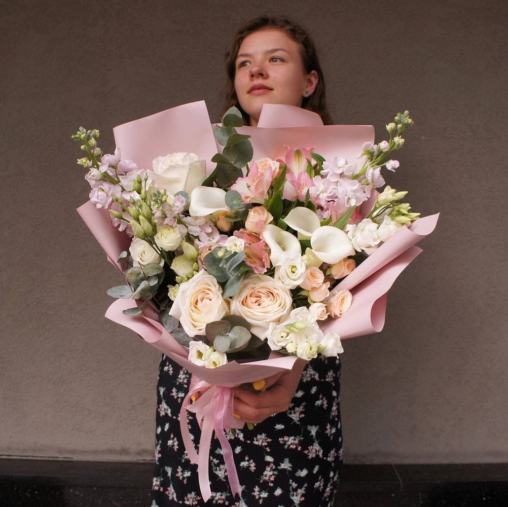 Ванильное небо: каллы, пионовидная роза и маттиола + аквабокс и коробка-переноска