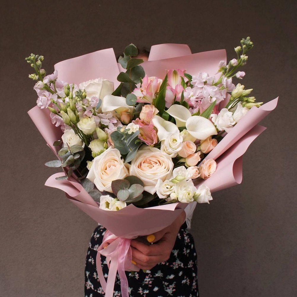 Ванильное небо: каллы, пионовидная роза и маттиола + аквабокс и коробка-переноска