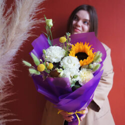 Букет «Вино из одуванчиков: подсолнух, кружевная эустома и другие цветы» Букет «Вино из одуванчиков: подсолнух, кружевная эустома и другие цветы»