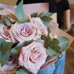 Фактурная роза Фейт и ароматный эвкалипт в Санкт-Петербурге - Фотография 2