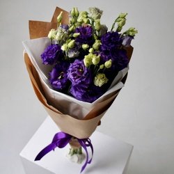 Синяя эустома: букет из 5 цветков в крафте Синяя эустома: букет из 5 цветков в крафте