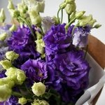 Синяя эустома: букет из 5 цветков в крафте. Доставка в Санкт-Петербурге круглосуточно - Фотография 3