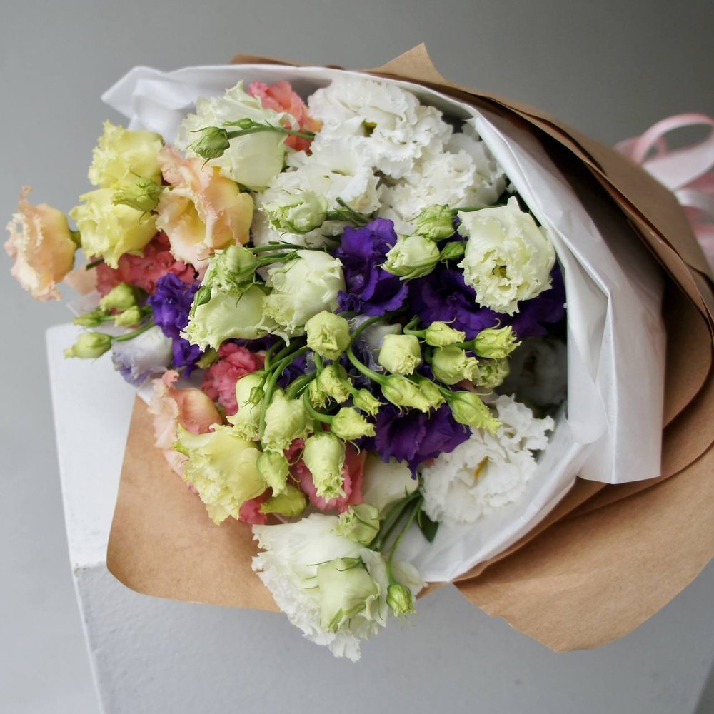 Разноцветная эустома: букет из 7 цветков в крафте