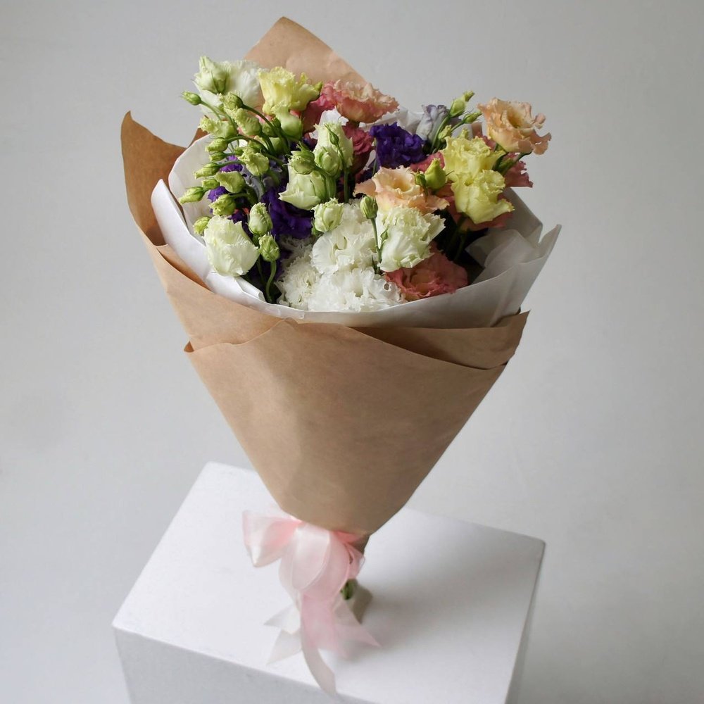 Разноцветная эустома: букет из 7 цветков в крафте по цене 3935 ₽ - купить вRoseMarkt с доставкой по Санкт-Петербургу