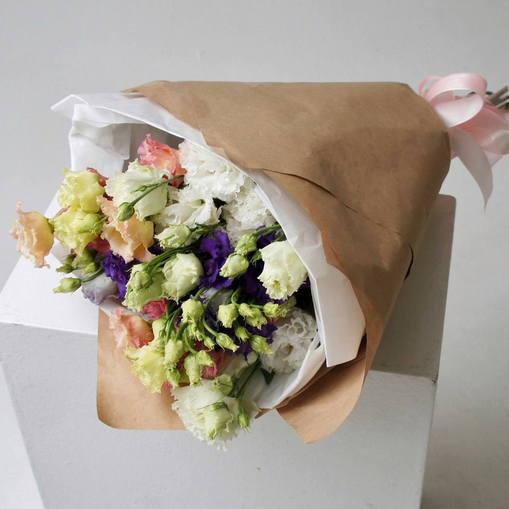 Разноцветная эустома: букет из 7 цветков в крафте