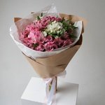 Альстромерия микс белая и розовая: 15 цветков в крафт-бумаге. Доставка цветов в Санкт-Петербурге круглосуточно недорого - Фотография 1