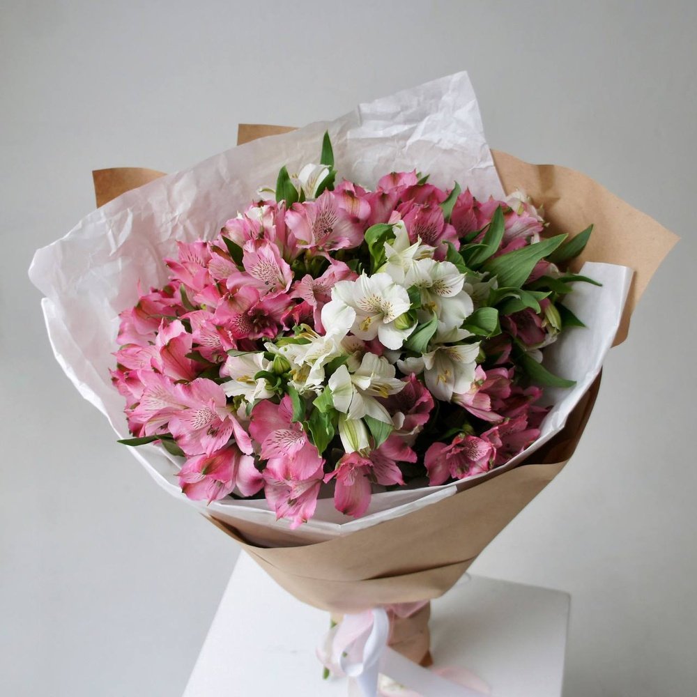Альстромерия микс белая и розовая: 15 цветков в крафт-бумаге