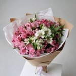 Альстромерия микс белая и розовая: 15 цветков в крафт-бумаге. Доставка цветов в Санкт-Петербурге круглосуточно недорого - Фотография 2