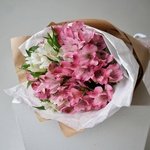 Альстромерия микс белая и розовая: 15 цветков в крафт-бумаге. Доставка цветов в Санкт-Петербурге круглосуточно недорого - Фотография 7