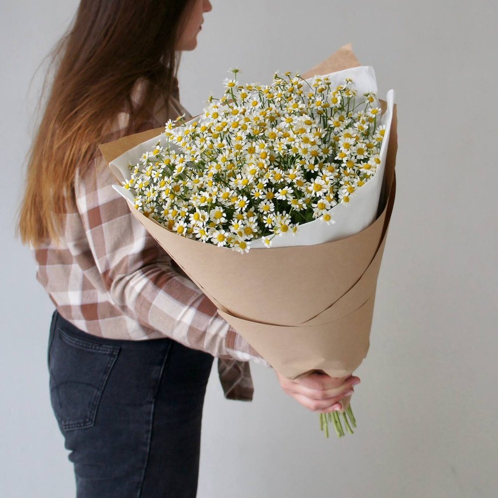 Ромашки (матрикария): 15 цветков в крафт-бумаге по цене 4450 ₽ -  .