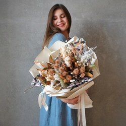 Беатриче: букет из сухоцветов в бронзово-медовых оттенках Беатриче: букет из сухоцветов в бронзово-медовых оттенках