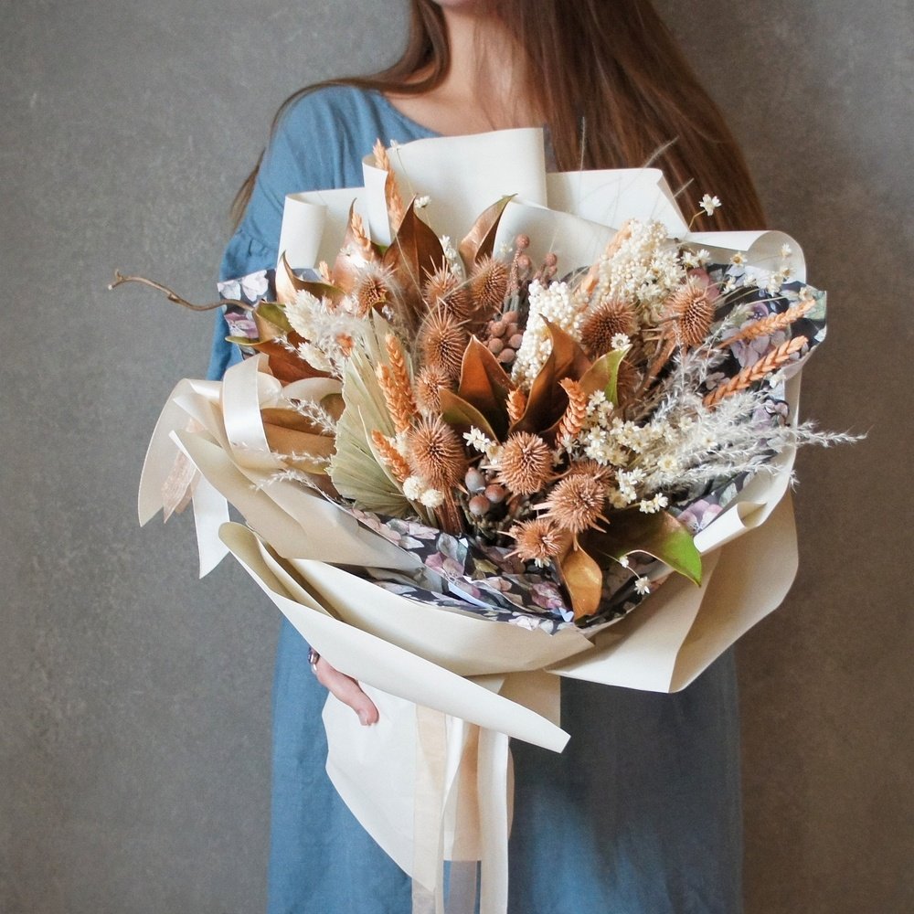 Беатриче: букет из сухоцветов в бронзово-медовых оттенках