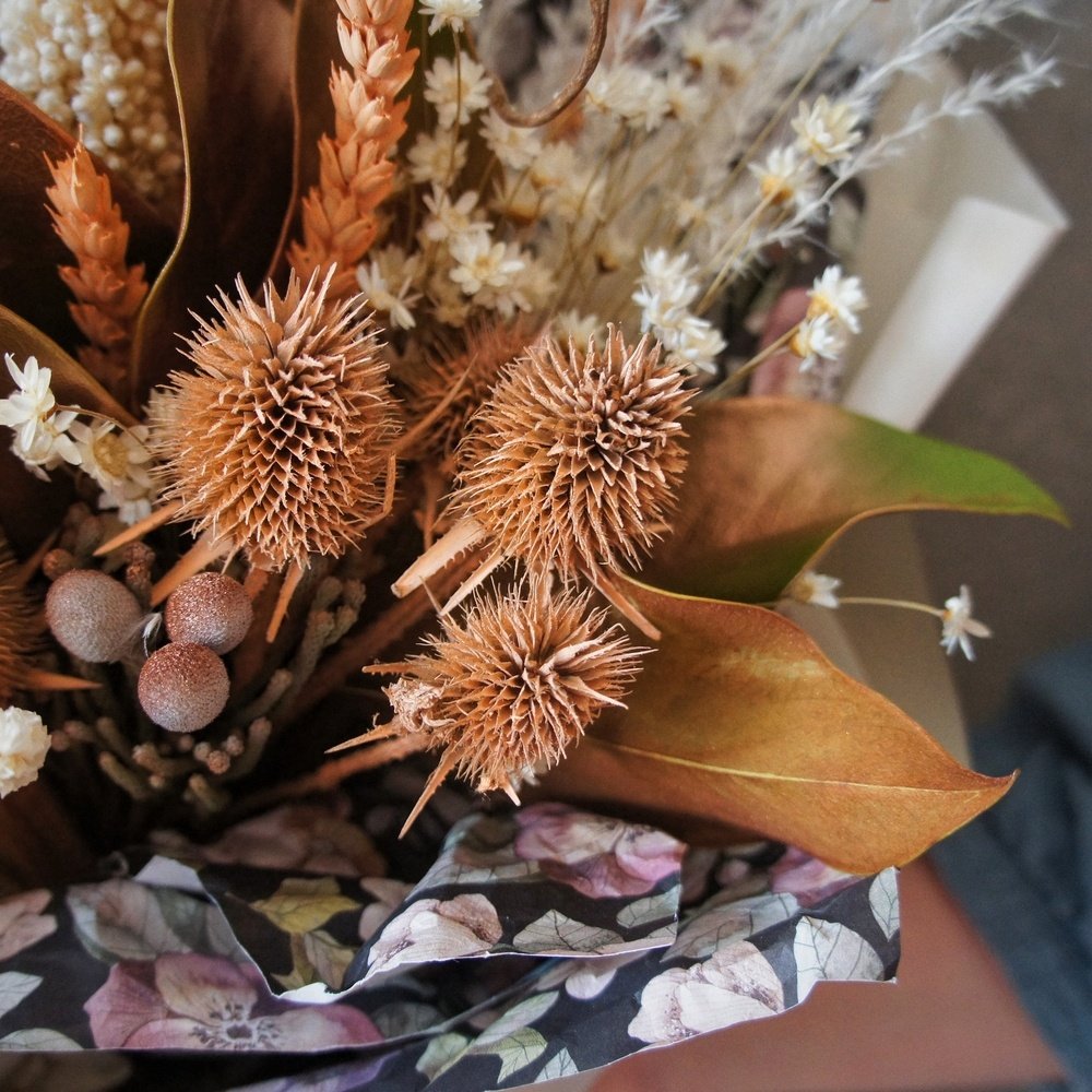 Беатриче: букет из сухоцветов в бронзово-медовых оттенках