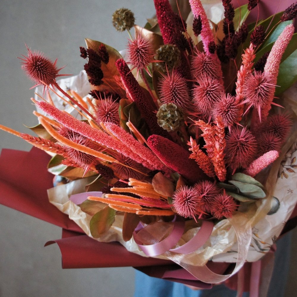 Гранатовый браслет: монохромный букет фактурных сухоцветов