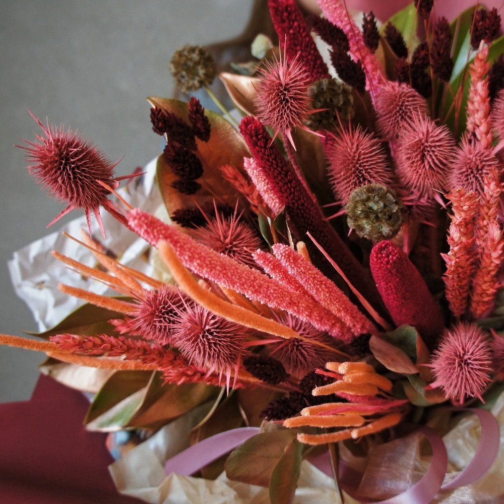 Гранатовый браслет: монохромный букет фактурных сухоцветов