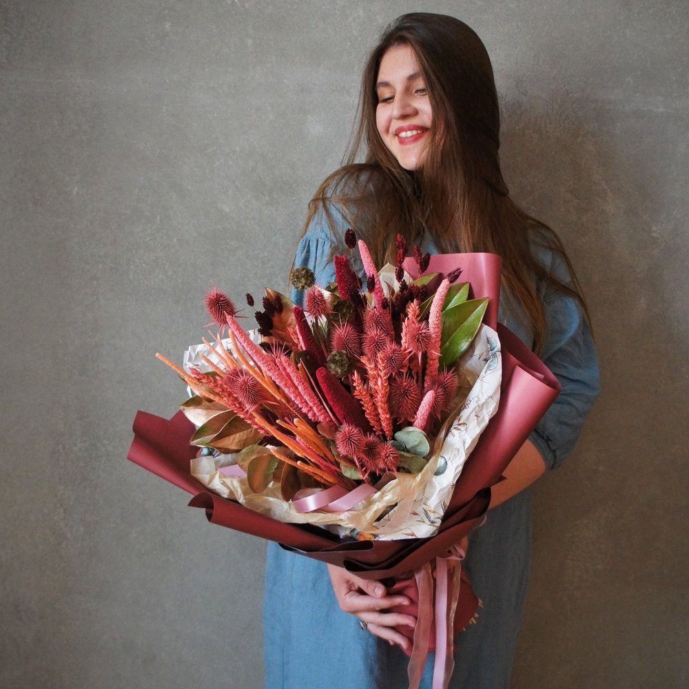 Гранатовый браслет: монохромный букет фактурных сухоцветов