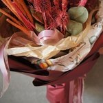 Гранатовый браслет: монохромный букет фактурных сухоцветов. Доставка сухоцветов в Санкт-Петербурге - Фотография 4