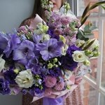 Римские Элегии: интерьерная композиция в лилово-розовых тонах. Доставка цветов для дома круглосуточно в Санкт-Петербурге - Фотография 4