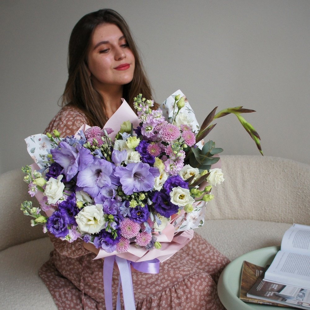 Римские Элегии: интерьерная композиция в лилово-розовых тонах. Доставка цветов для дома круглосуточно в Санкт-Петербурге