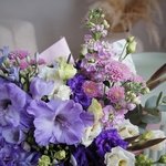 Римские Элегии: интерьерная композиция в лилово-розовых тонах. Доставка цветов для дома круглосуточно в Санкт-Петербурге - Фотография 9