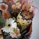 Эксцентричная Ася: южно-африканская протея, перья заморских птиц и кофейный эрингиум. Цветы в оригинальном букете с доставкой в Санкт-Петербурге. Ежедневно и круглосуточно - Фотография 5