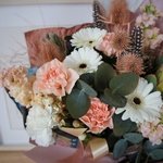 Эксцентричная Ася: южно-африканская протея, перья заморских птиц и кофейный эрингиум. Цветы в оригинальном букете с доставкой в Санкт-Петербурге. Ежедневно и круглосуточно - Фотография 4