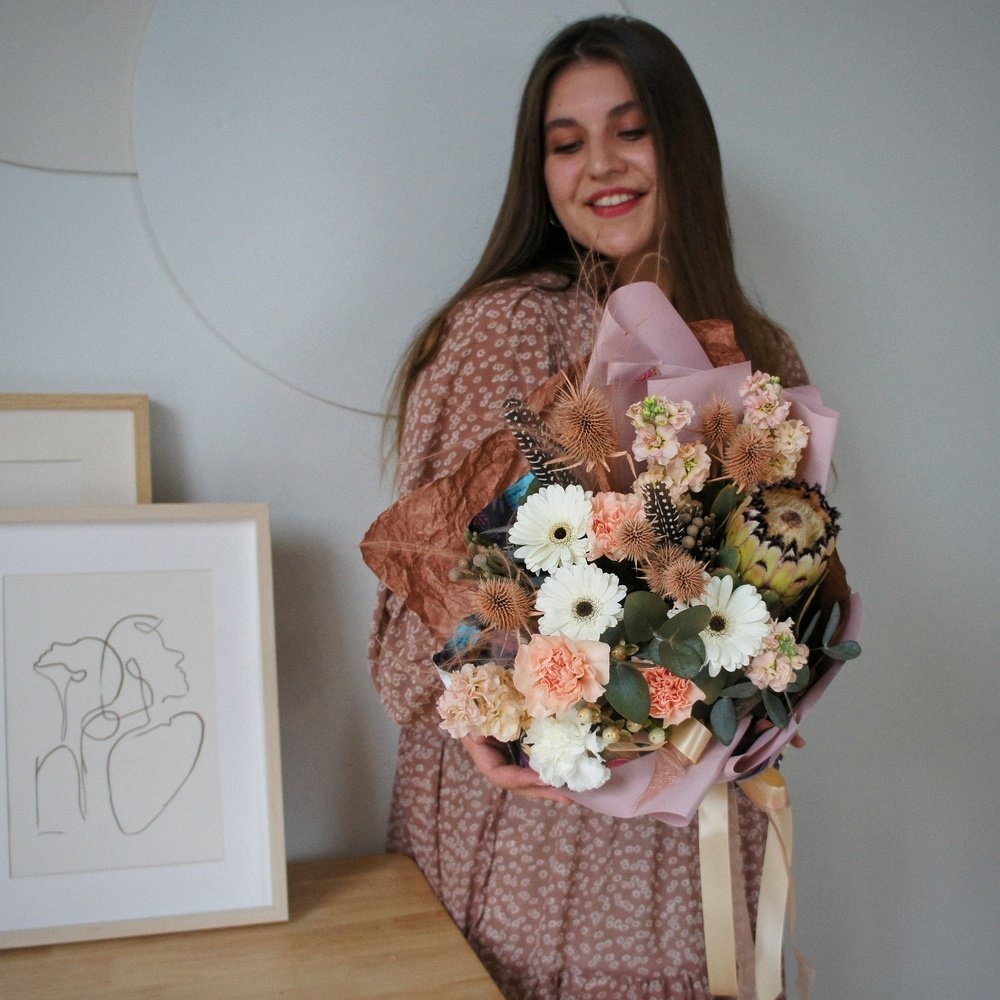 Эксцентричная Ася: южно-африканская протея, перья заморских птиц и кофейный эрингиум