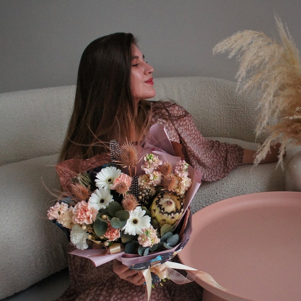 Эксцентричная Ася: южно-африканская протея, перья заморских птиц и кофейный эрингиум