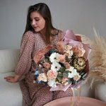 Эксцентричная Ася: южно-африканская протея, перья заморских птиц и кофейный эрингиум. Цветы в оригинальном букете с доставкой в Санкт-Петербурге. Ежедневно и круглосуточно - Фотография 12