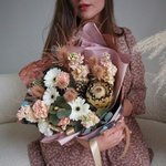 Эксцентричная Ася: южно-африканская протея, перья заморских птиц и кофейный эрингиум. Цветы в оригинальном букете с доставкой в Санкт-Петербурге. Ежедневно и круглосуточно - Фотография 2