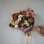 Эксцентричная Ася: южно-африканская протея, перья заморских птиц и кофейный эрингиум. Цветы в оригинальном букете с доставкой в Санкт-Петербурге. Ежедневно и круглосуточно - Фотография 11