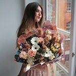 Эксцентричная Ася: южно-африканская протея, перья заморских птиц и кофейный эрингиум. Цветы в оригинальном букете с доставкой в Санкт-Петербурге. Ежедневно и круглосуточно - Фотография 10