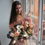 Эксцентричная Ася: южно-африканская протея, перья заморских птиц и кофейный эрингиум. Цветы в оригинальном букете с доставкой в Санкт-Петербурге. Ежедневно и круглосуточно - Фотография 9