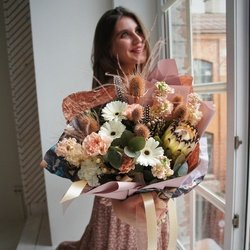Букет «Эксцентричная Ася: южно-африканская протея, перья заморских птиц и кофейный эрингиум» Букет «Эксцентричная Ася: южно-африканская протея, перья заморских птиц и кофейный эрингиум»