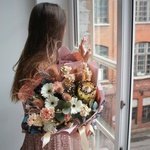 Эксцентричная Ася: южно-африканская протея, перья заморских птиц и кофейный эрингиум. Цветы в оригинальном букете с доставкой в Санкт-Петербурге. Ежедневно и круглосуточно - Фотография 8