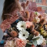 Эксцентричная Ася: южно-африканская протея, перья заморских птиц и кофейный эрингиум. Цветы в оригинальном букете с доставкой в Санкт-Петербурге. Ежедневно и круглосуточно - Фотография 14