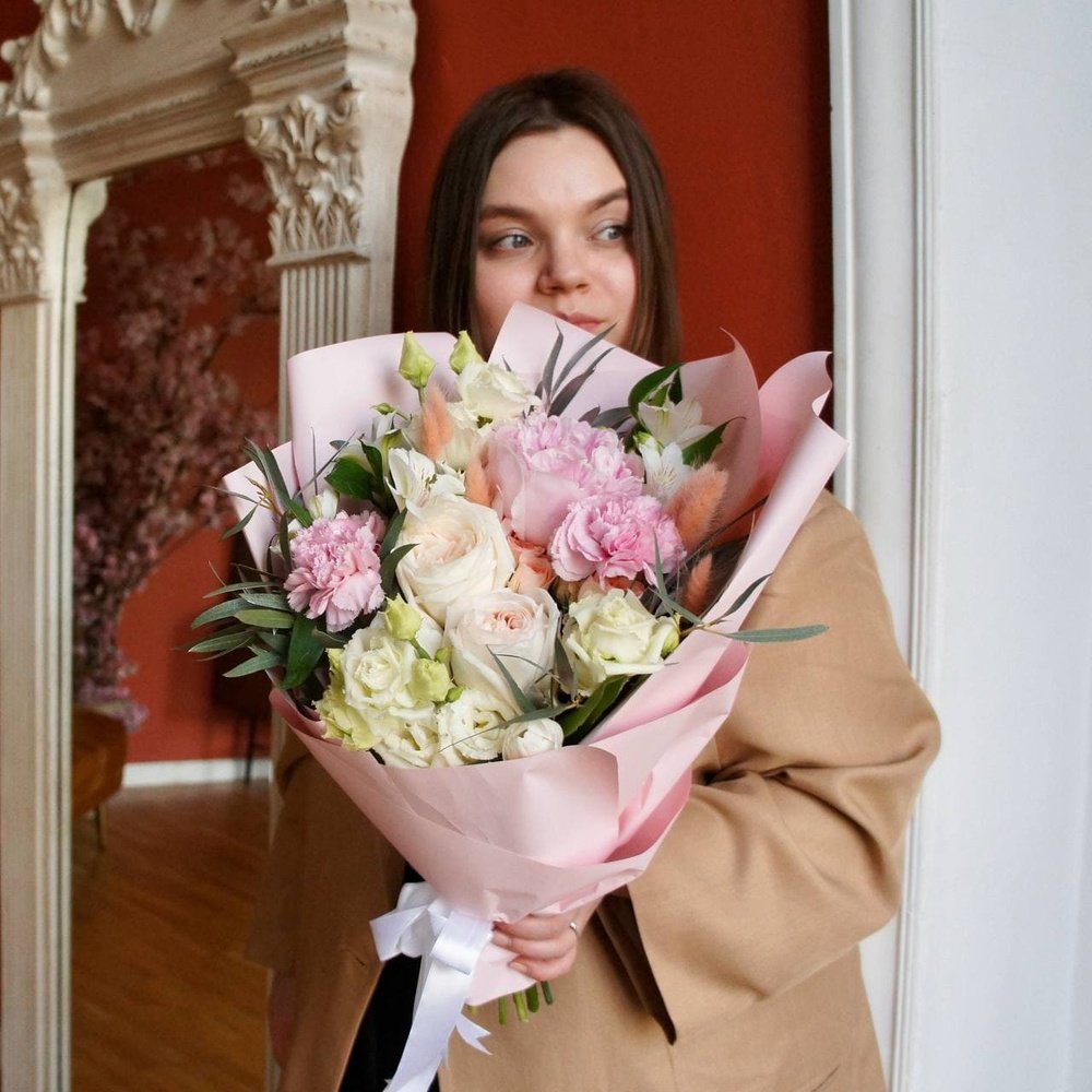 Энки: пионовидные розы, фактурная гвоздика и пушистый лагурус