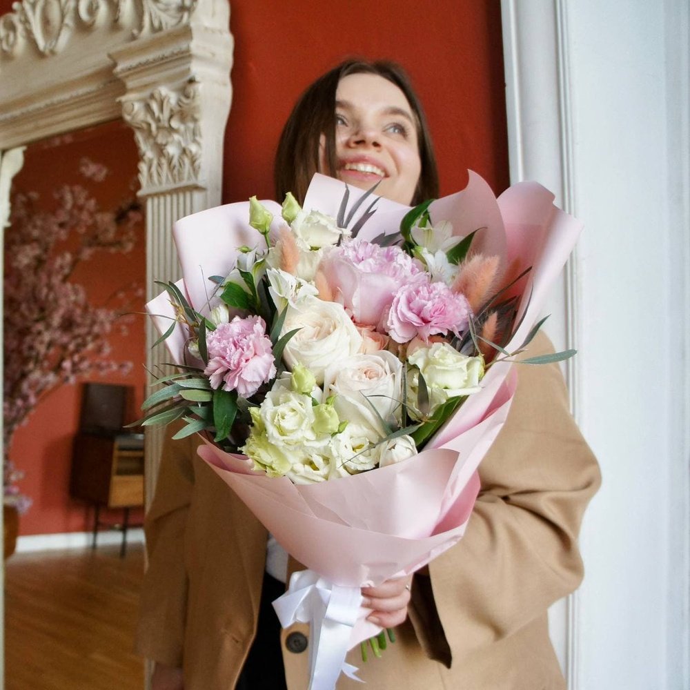 Энки: пионовидные розы, фактурная гвоздика и пушистый лагурус в Санкт-Петербурге