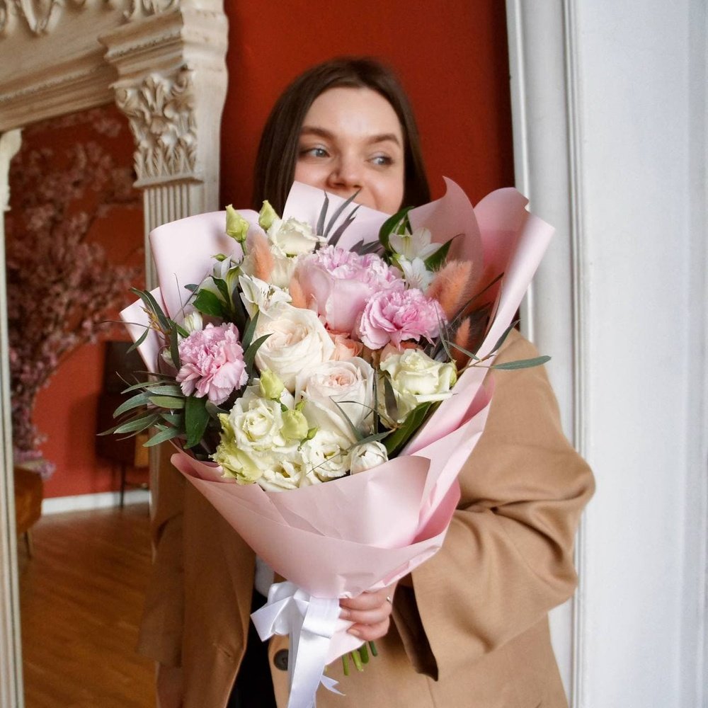 Энки: пионовидные розы, фактурная гвоздика и пушистый лагурус