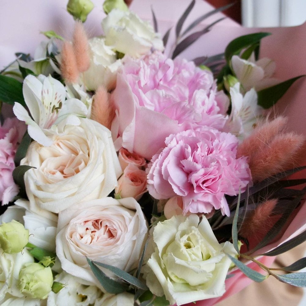 Энки: пионовидные розы, фактурная гвоздика и пушистый лагурус