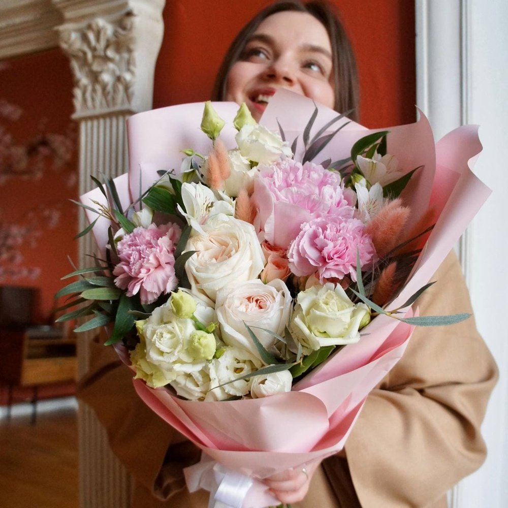 Энки: пионовидные розы, фактурная гвоздика и пушистый лагурус