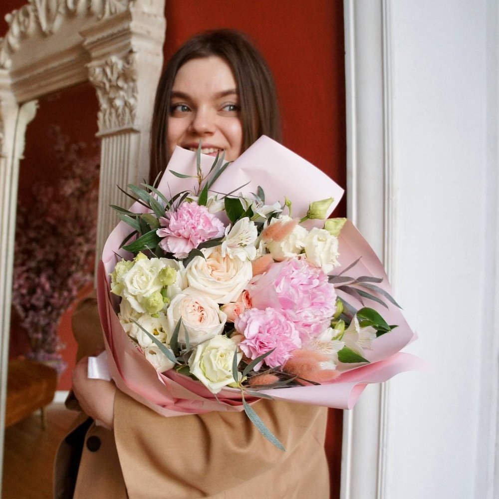 Энки: пионовидные розы, фактурная гвоздика и пушистый лагурус