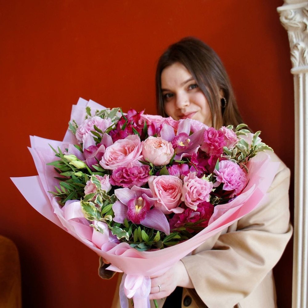 Девушка с розовым букетом: орхидея, пионовидная роза, фактурная эустома